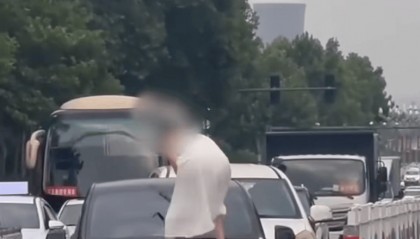 河南一女子路上持械打砸多辆车，最新回应：已被警方控制