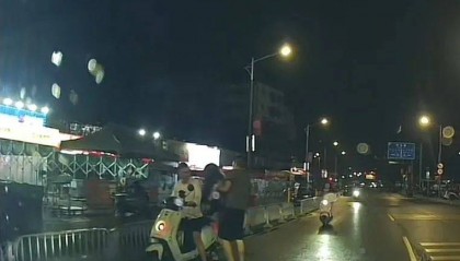 反转！3名男子凌晨抬醉酒女子上车？实为好友和店员相助！当事人：朋友气得把我微信都删了