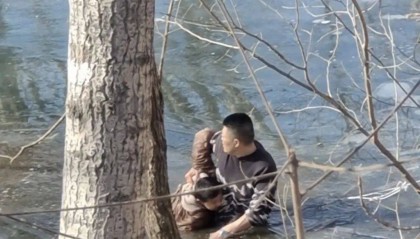 大年初一！青岛一家三代四人放下碗筷，冲出家门！大哥跳进水塘，用拳头砸冰出道……