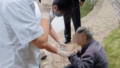 事发湖南烈士公园！80多岁老人不慎落湖，众多市民合力救助