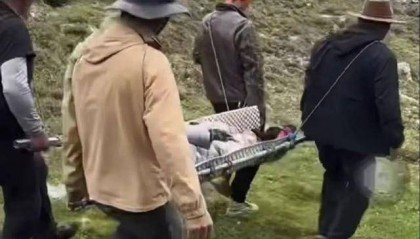 博主登雪山时骨折，10个村民收费6万将其抬下山！
