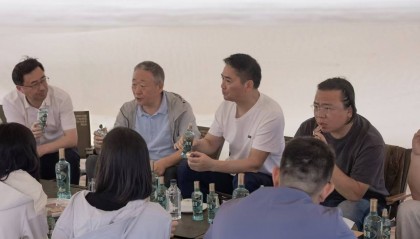 刘强东和洋河董事长沙漠喝酒，要搞啥事？