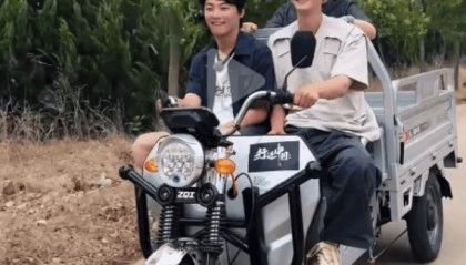 48岁知名演员回山东老家被偶遇：骑三蹦子、收麦子、赶大集、啃大葱！网友：回家最勤的明星