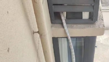 空调机位被楼下邻居占用，娄底女业主无法入住起诉索赔11万！邻居：我的也被占了