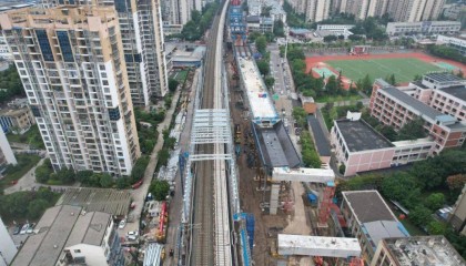 国铁集团成都局副总经理李传富调研中铁十局成达万铁路遂宁站项目