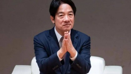 赖清德将离台，美军趁机兵分两路硬闯台海，解放军寸步不让！