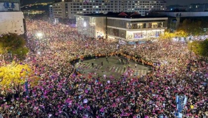 跨年夜在人群里点烟花喷射，警方通报：李某（男，22岁）已被采取刑事强制措施