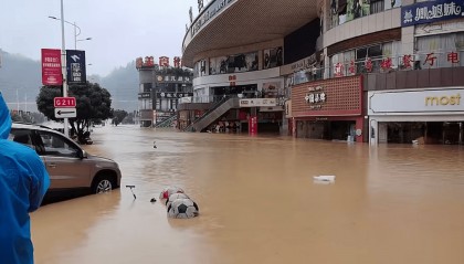 村超球场10分钟被淹没！榕江防汛应急响应提升至I级，居民：百年一遇洪水，彻夜撤离