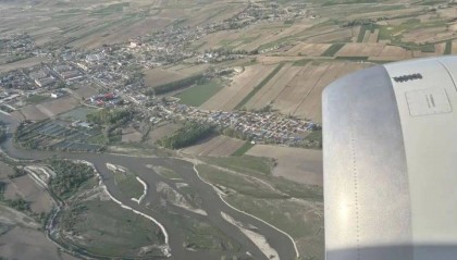 女子坐飞机智齿创口高空爆血，空姐、医生乘客出手了！