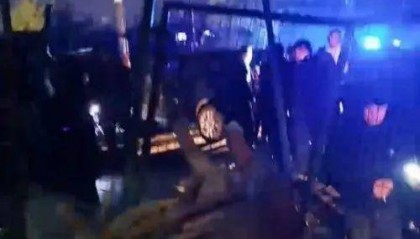 葫芦岛一小轿车与火车相撞 官方：系货运列车，汽车突然闯入闸口