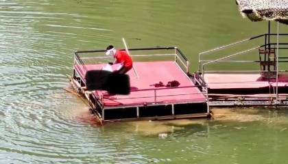 景区蹦极绳疑断开，游客坠入水中！目击者称坠落高度超40米，水里有血迹，当地文旅局通报