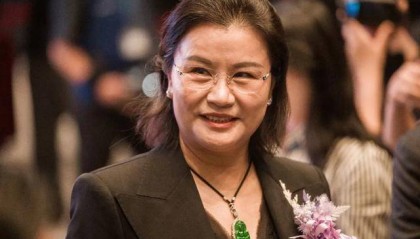 身家1100亿，“玻璃女王”冲向AI硬件