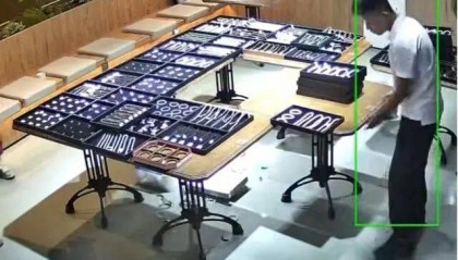 苏州一20岁店员不小心摔碎一盒玉镯损失百万，老板未要赔偿安慰小伙别有压力