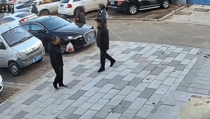 学校老师校外从学生包中搜走零食，教育局：校规禁止在校吃零食