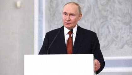 普京公开承认“被骗”， 477架无人机突袭乌克兰，F-16接连坠毁，中国早已精准预判！