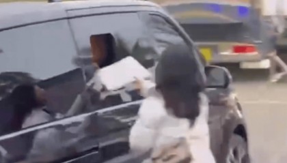 张颂文将粉丝送的信扔出窗外！现场画面太尴尬