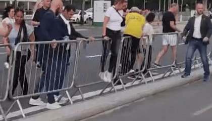 俄媒：扎哈罗娃发布视频，显示“身着运动服的冯德莱恩在G20峰会期间翻越围栏”