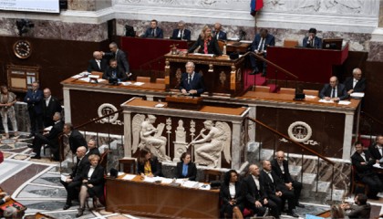 “马克龙必须下台！”10万人堵在首都示威，8万军警严阵以待