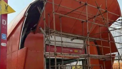 连夜拆除！地铁口被吐槽像棺材，网友：谁设计的？