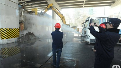 北京海淀城管整治立交桥下空间 精准拆除400平米违建
