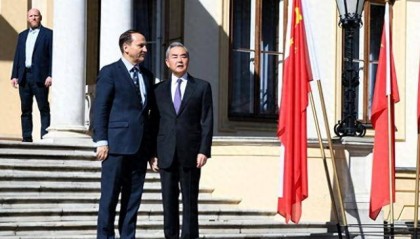 波兰硬刚11天服软，恢复中欧班列，但中方可不止留了一个后手