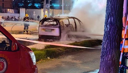 上海一理想MEGA行驶时起火烧成空架，理想回应：车内人员全部安全离车，会配合调查