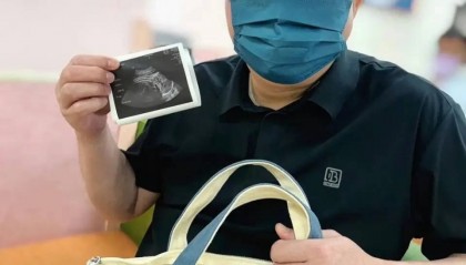 56岁赵正平宣布小22岁妻子怀孕！两人于今年年初结婚