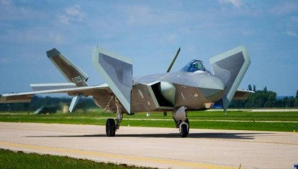 “歼-20时刻”再现，中国领先美国一步，谁家六代机还是PPT？