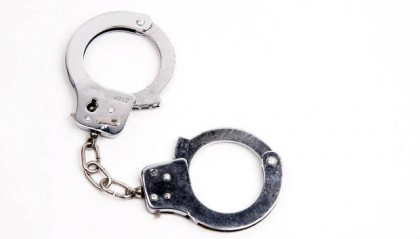 男子与朋友在家喝酒引妻不满，多次道歉未获谅解，竟砍刺对方10余刀被判5年