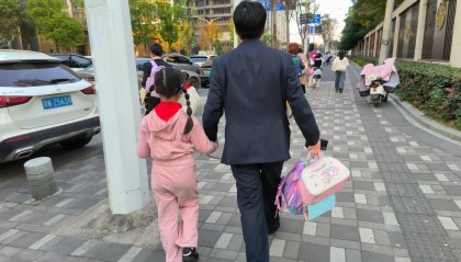 武汉一小区物业帮业主接孩子放学，经理：为解决业主燃眉之急，目前一个月有2至3次