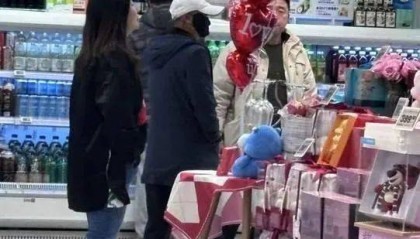 马云现身长沙，查看货架，合影曝光