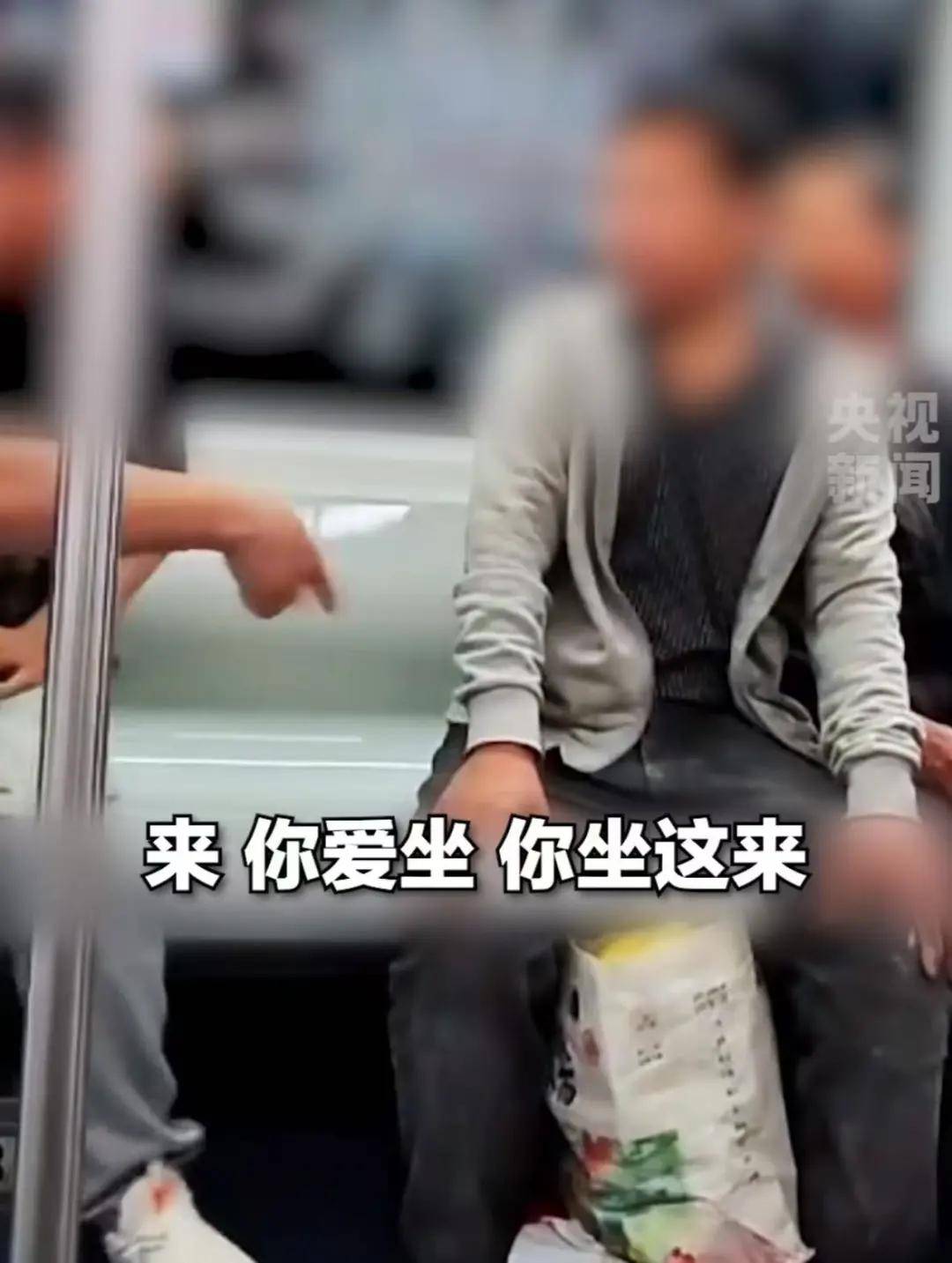 热搜第一！务工大哥坐地铁被邻座骂脏，她挺身而出：“我愿意跟他挨着”
