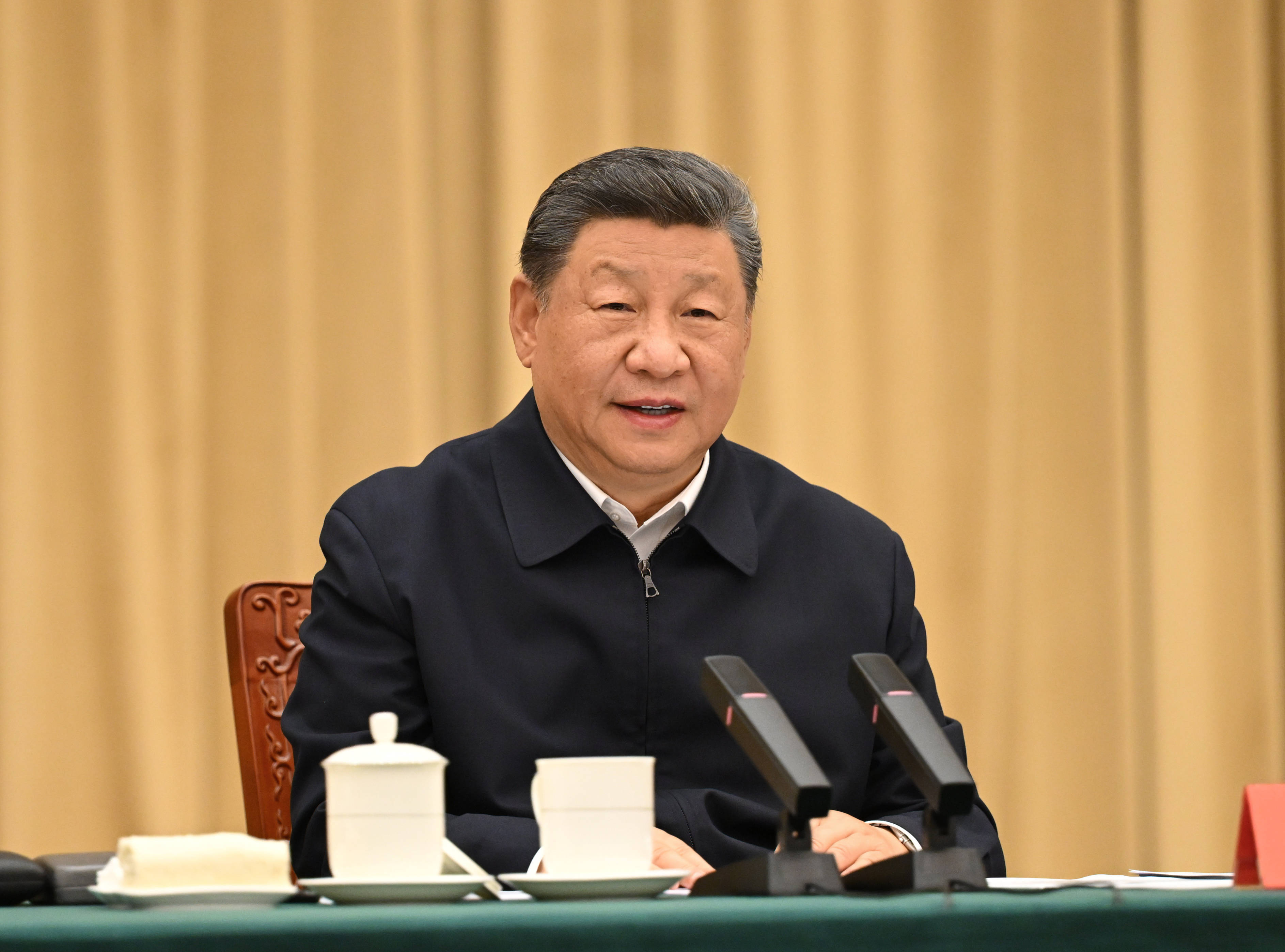 习近平听取新疆维吾尔自治区党委和政府工作汇报并发表重要讲话