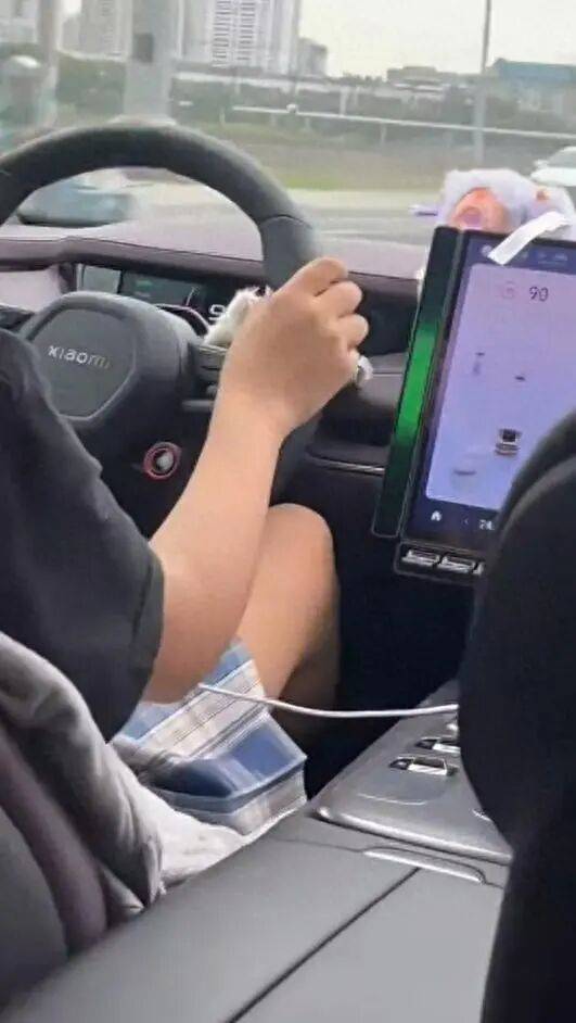 小米汽车市区飙至时速120公里，跨双黄线到对向车道超车……交警回应→