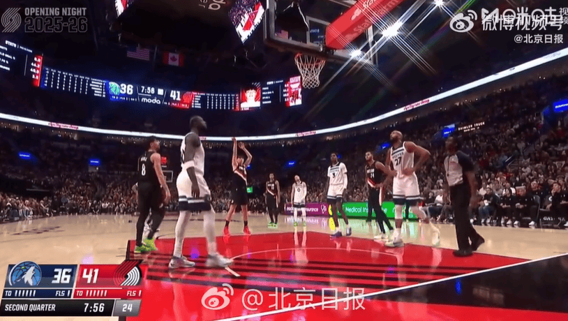 杨瀚森迎NBA常规赛首秀,两罚全中拿到个人NBA生涯首分;此前出场时播音字幕都是中文