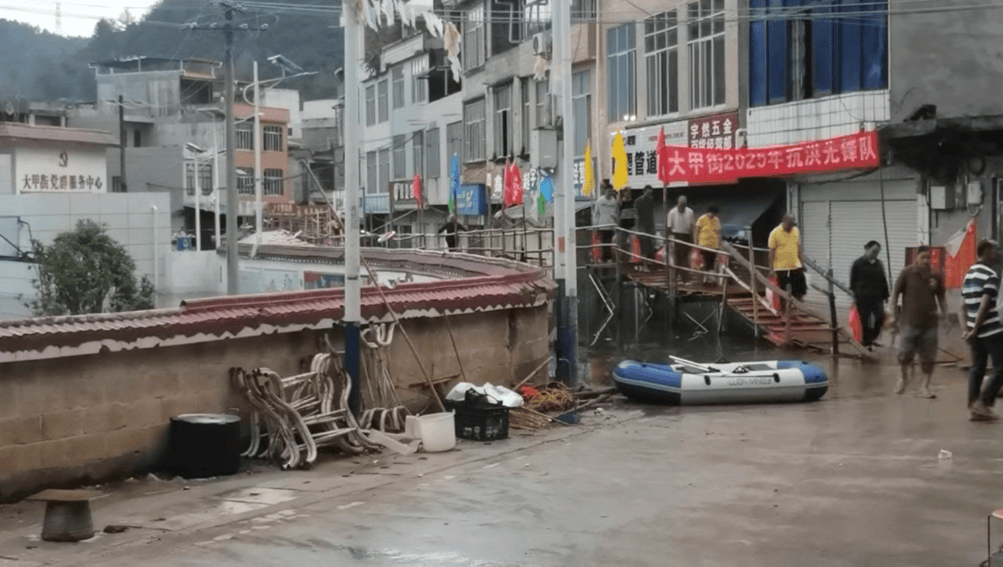 广西内涝20天未退 老人在鸡棚搭煤气灶做饭