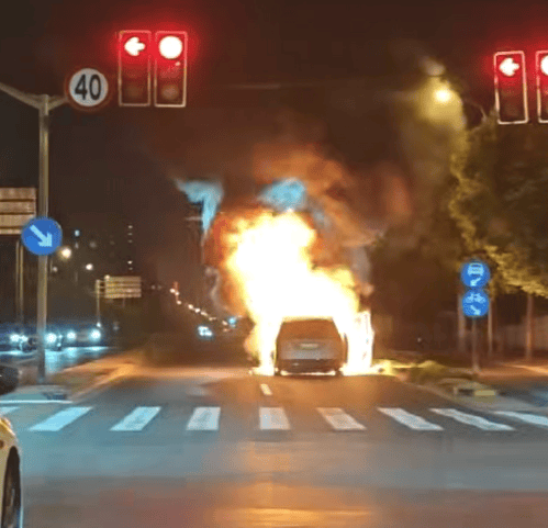 上海一理想MEGA行驶时起火烧成空架,理想回应:车内人员全部安全离车,会配合调查