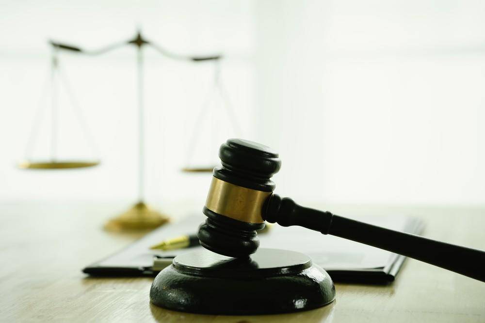 快递员用母亲手机网购两部手机货到付款,趁送货快递员不备盗走,被判刑