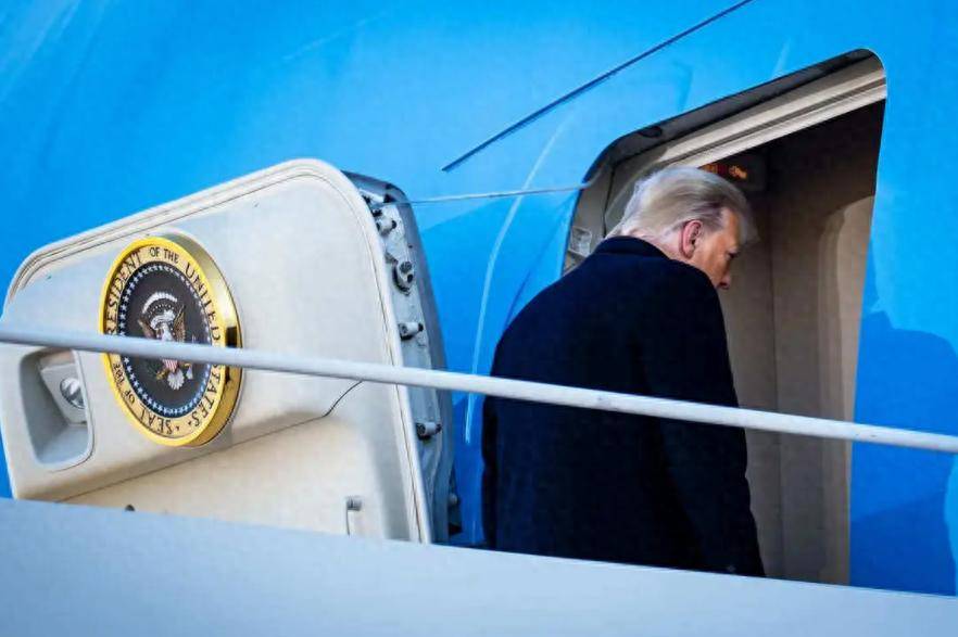 登上空军一号后,特朗普开门见山,称中美应该“各让一步”,否则加征100%关税!