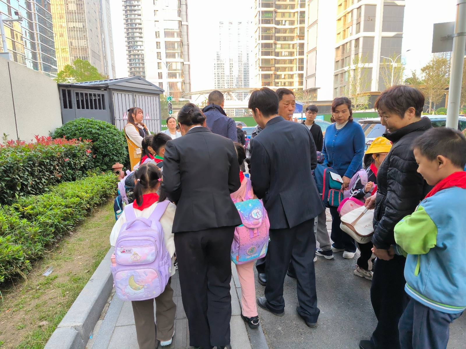 武汉一小区物业帮业主接孩子放学，经理：为解决业主燃眉之急，目前一个月有2至3次