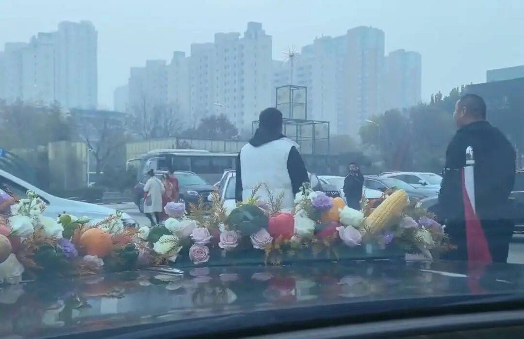 “不给50条烟不让走” ? 知情者称一婚车被拦，新人弃车离开，律师：已达刑事立案标准