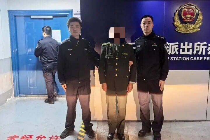 男子身着“上将军装”,声称“身份保密”,警方:何某某编造军人身份被拘留,“为在新女友面前塑造良好形象”